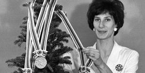 Irena Kirszenstein (Szewińska) w swoim mieszkaniu z choinką i medalami zdobytymi na Igrzyskach Olimpijskich w Tokio, 11.12.1964 r.