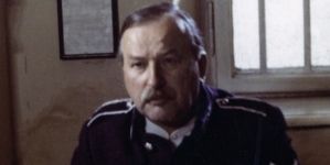 Gustaw Lutkiewicz w roli policjanta w filmie "Znachor" z 1981 r.