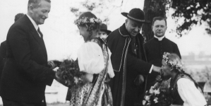 Uroczystość poświęcenia schroniska Polskiego Towarzystwa Krajoznawczego na wyspie Lednickiej 5.07.1936 r.