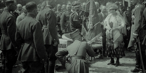 Wręczenie sztandaru osadzie Krechowieckiej w trakcie obchodów dziesięciolecie 1 pułku Ułanów Krechowieckich w Augustowie w 1925 r.