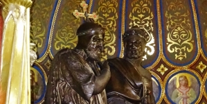Posągi Mieszka I i Bolesława Chrobrego w Złotej Kaplicy w katedrze poznańskiej.