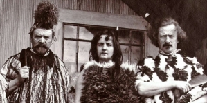Ignacy Jan Paderewski z żoną Heleną i grupą osób towarzyszących w strojach Maorysów w Rotorua, podczas tournée pianisty w Nowej Zelandii w 1904 r.