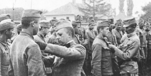 Szarża ułanów II Brygady Legionów pod Rokitną podczas działań na froncie wschodnim - dekoracja żołnierzy po bitwie w sierpniu 1915 roku.