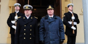 Dowódca Marynarki Wojennej RP wiceadmirał Andrzej Karweta i dowódca Królewskiej Marynarki Wojennej kontradmirał Anders Grenstad.