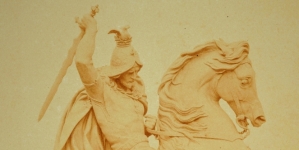 Rzeźba "Święty Jerzy walczący ze smokiem" Juliusza Faustyna Cenglera.