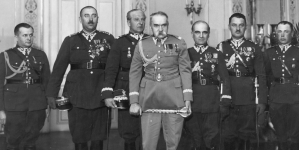 Wręczenie buzdyganu marszałkowi Polski Józefowi Piłsudskiemu przez delegację kawalerii polskiej w Warszawie  8.04.1934 roku.
