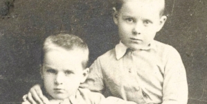 Brygadier Józef Piłsudski w wieku lat 6 z bratem.