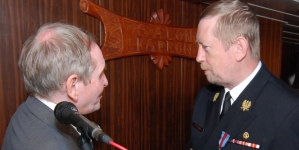 Odznaczenie dowódcy Marynarki Wojennej wiceadmirała Andrzeja Karwety medalem „Pro Memoria”   na pokładzie okrętu-muzeum ORP „Błyskawica”  28.06.2008 r.