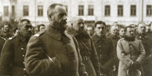 Generał Żeligowski w otoczeniu sztabu podczas mszy polowej przed katedrą w Wilnie.