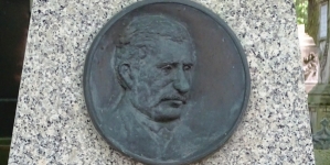 Portret Agatona Gillera na jego grobie na Starych Powązkach w Warszawie.