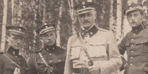 Czesław Romiszewski (trzeci od lewej, w jasnym mundurze), okres międzywojenny.