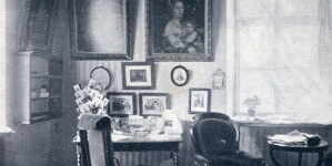 Gabinet Elizy Orzeszkowej z portretem autorki jako dziecka na ręce matki.