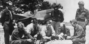 Lotnicy polscy w czasie walk o Normandię, czerwiec 1944 rok.