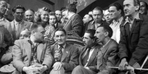 Fotografia zbiorowa twórców filmu Leonarda Buczkowskiego "Skarb" z 1948 roku.
