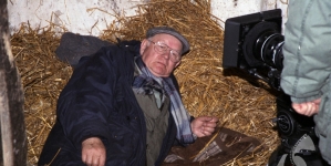 Jan Łomnicki podczas kręcenia serialu telewizyjnego "Dom" (odc. "Ta mała wiolonczelistka")  z 1996 roku.