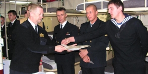 Kolacja wigilijna na ORP "Flaming" z udziałem dowódcy Marynarki Wojennej wiceadmirała Andrzeja Karwety  w grudniu 2007 roku.