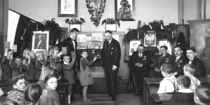 Wręczanie uczniom szkoły powszechnej w Krzyżkowicach książeczek oszczędnościowych w kwietniu 1932 r.