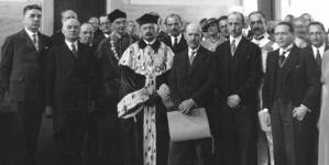 Uroczystość nadania tytułu doktora filozofii honoris causa Uniwersytetu Warszawskiego uczonym rumuńskim: Demetre Pompeiu i Georges Tzitzeica w maju 1934 roku.