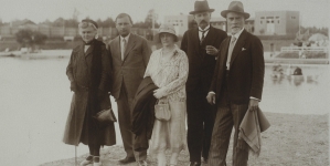 Lucyna Kotarbińska, Karol Irzykowski, Jan Lorentowicz i dwie niezidentyfikowane osoby podczas spaceru w Truskawcu.