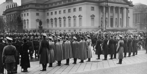 Defilada wojskowa przed uczestnikami Międzynarodowych Zawodów Hipicznych w Berlinie w styczniu 1936 roku.