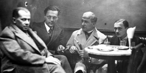 Ferdynand Goetel, Kazimierz Wierzyński, pułkownik Bolesław Wieniawa-Długoszowski, Mieczysławski w jednej z warszawskich cukierni w kwietniu 1931 roku.