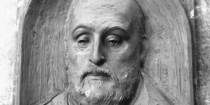 Płaskorzeźba dłuta artysty rzeźbiarza Karola Hukana przedstawiająca Brata Alberta.