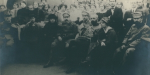 "Jen. Piłsudski w pracowni intendentury Legionów w Zakopanem."