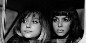 Krystyna Sienkiewicz i Kalina Jędrusik w filmie Jana Batorego "Lekarstwo na miłość" z 1966 roku.