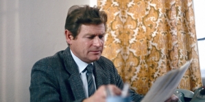 Stanisław Mikulski w filmie Janusza Kidawy "Magiczne ognie" z 1983 roku.