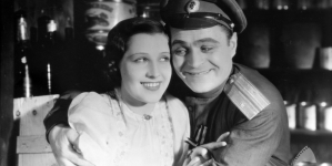 Helena Grossówna i Adolf Dymsza w filmie Michała Waszyńskiego "Dodek na froncie" z 1936 roku.