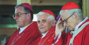 Kardynał Joseph Ratzinger (od 2005 papież Benedykt XVI) 10 maja 2003 i kardynał Franciszek Macharski, podczas obchodów 750. rocznicy kanonizacji św. Stanisława w Szczepanowie, w Polsce.