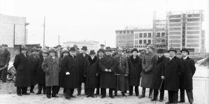 Członkowie Komitetu Budowy Muzeum Narodowego w Krakowie zwiedzają plac budowy w grudniu 1934 roku.
