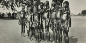 Francuska Afryka Równikowa, strój w czasie ceremonii obrzezania.