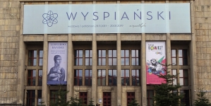 Gmach Muzeum Narodowego w Krakowie z banerem wystawy "Wyspiański".