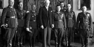 Wręczenie prezydentowi RP Ignacemu Mościckiemu odznak pułkowych przez delegacje wojskowe w kwietniu 1935 r.