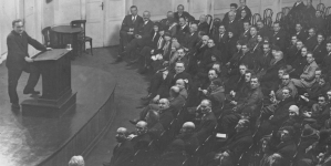 Stanisław Thugutt wygłasza odczyt p.t.: "Dyktatorzy" na zgromadzeniu Centrolewu 5.03.1930 r.