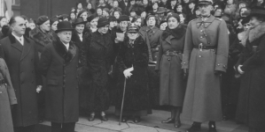 Wręczenie sztandaru katowickiemu oddziałowi Przysposobienia Wojskowego Kobiet w grudniu 1938 r.