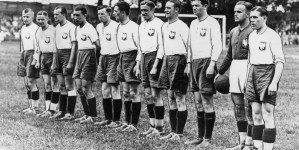 Drużyna Polski przed meczem z Brazylią podczas Mistrzostw Świata w Piłce Nożnej we Francji w czerwcu 1938 r.