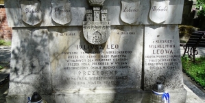 Tablica na grobie Juliusza Lea na Cmentarzu Rakowickim w Krakowie.