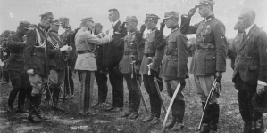 Dekoracja oficerów 30 Dywizji Piechoty, weteranów byłej Brygady Syberyjskiej w drugą rocznicę powrotu do Polski 16.07.1922 r.