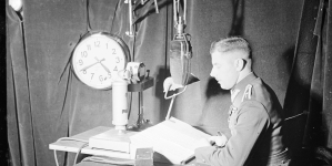 Narcyz Witczak-Witaczyński w czasie nagrywania audycji w studiu radiowym.