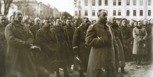 Generał Żeligowski w otoczeniu sztabu podczas mszy polowej przed katedrą w Wilnie.