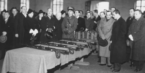 Przekazanie 1 Pułkowi Szwoleżerów ręcznych karabinów maszynowych Browning wz. 28, ufundowanych przez Związek Artystów Scen Polskich 24.10.1938 r.