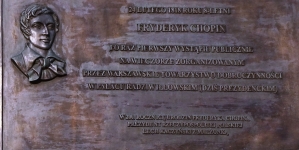Tablica upamiętniająca pierwszy publiczny występ Fryderyka Chopina na ścianie Pałacu Prezydenckiego w Warszawie.