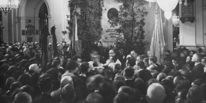 Uroczystość odsłonięcia tablicy pamiątkowej ku czci Bolesława Prusa w kościele Świętego Krzyża w Warszawie 19.05.1936 r.