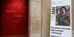 Afisz wystawy "Na jednej strunie: Malczewski i Słowacki" w Muzeum Narodowym w Warszawie.