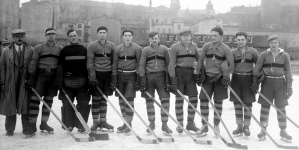 Reprezentacja hokejowa Lwowa na mecz na lodzie Kraków - Lwów w Krakowie w styczniu 1932 r.