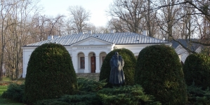 Muzeum Jana Kochanowskiego z ustawionym przed nim pomnikiem poety.