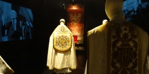 Fragment ekspozycji Muzeum Jana Pawła II i Prymasa Wyszyńskiego w Świątyni Opatrzności Bożej w Wilanowie.