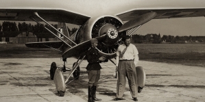 Piloci biorący udział w Międzynarodowym Lotniczym Rajdzie Alpejskim na płycie lotniska w Warszawie w lipcu 1932 r.